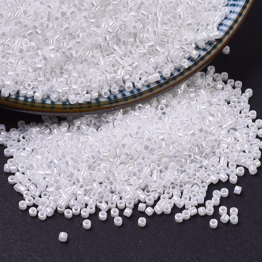 Бісер MIYUKI Delica DB0201 11/0, Розмір: 1.3х1.6мм, Отв-тие: 0.8мм, Колір: Білий, в 1 грамі 200шт, (УТ100022845)